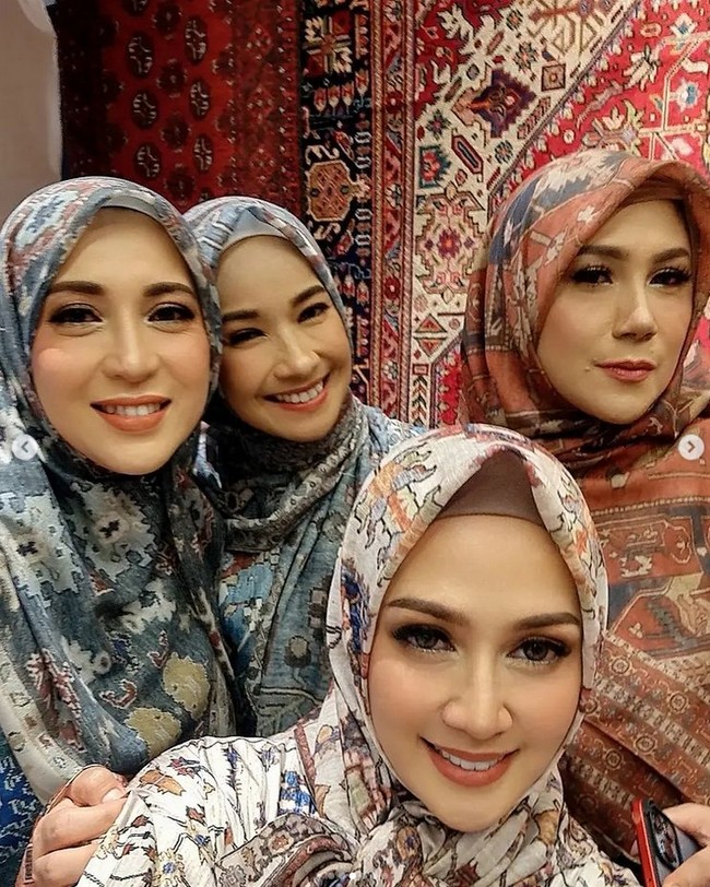 Warganet memuji kecantikan sederet selebriti era 90-an tersebut. Masyaallah cantik2 semua, kangen sinetron pada masanya😍👏, ucap akun @erica_dewi_syamsudin. Senior senior makin awet muda dan cantik bangettt😍❤️, puji akun @kinaraputry. Aktris, model idola pada zaman nya, aura kecantikan nya duhhhhhh bikin iri😍😍😍😍😍, kagum akun @ika_asik23. Foto: Dok. Instagram @dinalorenza1975.