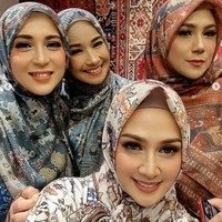 Warganet memuji kecantikan sederet selebriti era 90-an tersebut. Masyaallah cantik2 semua, kangen sinetron pada masanya😍👏, ucap akun @erica_dewi_syamsudin. Senior senior makin awet muda dan cantik bangettt😍❤️, puji akun @kinaraputry. Aktris, model idola pada zaman nya, aura kecantikan nya duhhhhhh bikin iri😍😍😍😍😍, kagum akun @ika_asik23. Foto: Dok. Instagram @dinalorenza1975.