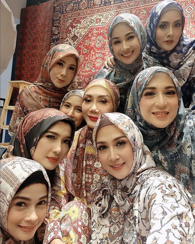 Inilah momen reuni para aktris 90-an yang kini berhijab. Mereka berpose cantik dengan latar belakang karpet bernuansa klasik. Elma Theana Alhamdulillah bahagia banget bisa reunian, kata @elmatheana. Ia juga membagikan video saat sedang sesi foto di akun Instagramnya. Foto: Dok. Instagram @dinalorenza1975.