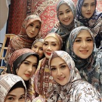Inilah momen reuni para aktris 90-an yang kini berhijab. Mereka berpose cantik dengan latar belakang karpet bernuansa klasik. Elma Theana Alhamdulillah bahagia banget bisa reunian, kata @elmatheana. Ia juga membagikan video saat sedang sesi foto di akun Instagramnya. Foto: Dok. Instagram @dinalorenza1975.