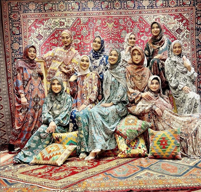 Dalam koleksi Pelangi Asmara kali ini, Dian Pelanggi menggandeng sejumlah selebriti yang hits era 90-an sebagai muse. Seperti Devi Permatasari, Elma Theana, Jihan Fahira, Alya Rohali, Marini Zumarnis, Inneke Koesherawati, Okky Asokawati, Arzeti Bilbina, Dina Lorenza, dan Sarah Vi. Mereka tampil untuk koleksi Ramadhan dari Pelangi Asmara. Foto: Dok. Instagram @elmatheana.