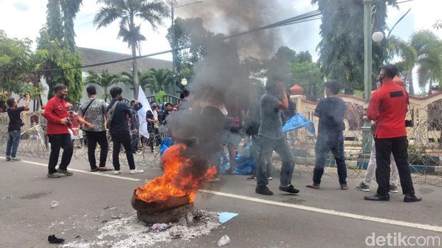 Ricuh demo mahasiswa kepulauan Sumenep di depan Kantor Pemkab, bakar-bakar ban sampai mendobrak pagar hingga roboh.