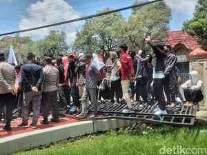 Demo di Kantor Pemkab Sumenep Ricuh, Mahasiswa Bakar Ban-Robohkan Pagar