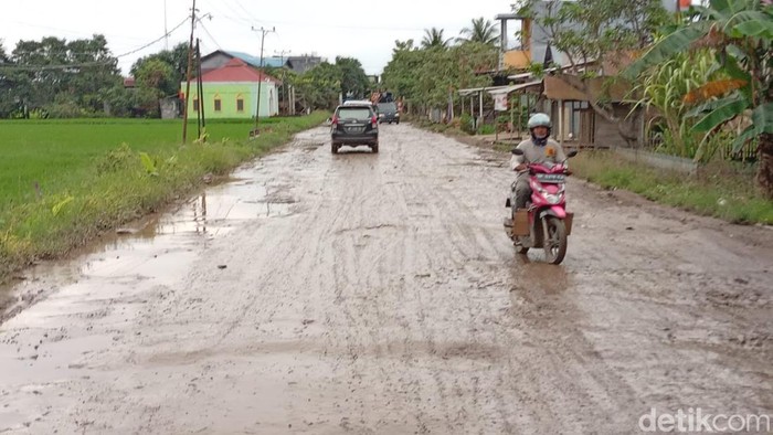 Ruas Jalan Poros Pinrang-Sidrap rusak butuh perbaikan dan penerangan jalan.