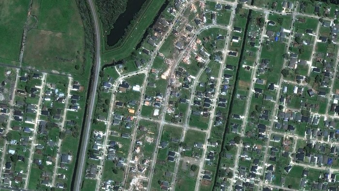 Rumah-rumah di AS Luluh Lantak Diterjang Tornado A satellite image shows damaged homes in the aftermath of a tornado in the Arabi neighborhood of New Orleans, Louisiana, U.S. March 23, 2022. Satellite image ©2022 Maxar Technologies/Handout via REUTERS