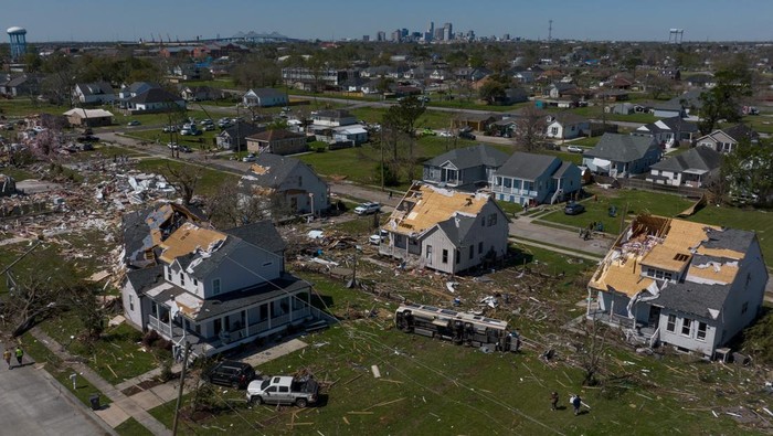Rumah-rumah di AS Luluh Lantak Diterjang Tornado Nick Tranchina, 80, holds damaged power lines as he stands outside his destroyed home in the aftermath of a tornado in the Arabi neighborhood of New Orleans, Louisiana, U.S. March 23, 2022. REUTERS/Adrees Latif