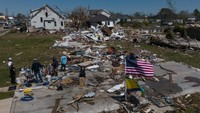 Rumah-rumah nyaris rata dengan tanah akibat hantaman tornado. (REUTERS/Adrees Latif)