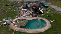 Sebelumnya pejabat Layanan Cuaca Nasional Amerika Serikat (NWS) mengkonfirmasi tornado besar dan sangat berbahaya bergerak dengan kecepatan sekitar 72,4 kilometer per jam terbentuk di atas Arabi. (REUTERS/Adrees Latif) 