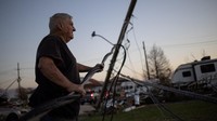 Kabel listrik juga hancur sehingga membuat aliran listrik di daerah itu terganggu. (REUTERS/Adrees Latif)