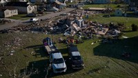 NWS cabang New Orleans mendesak penduduk daerah Lower 9th Ward untuk tetap berada di tempat terbuka karena ahli meteorologi mengkonfirmasi adanya satu tornado berbahaya di Lacombe, dan tornado lain di Picayune, Mississippi. (REUTERS/Adrees Latif)