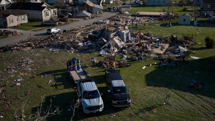 Nick Tranchina, 80, holds damaged power lines as he stands outside his destroyed home in the aftermath of a tornado in the Arabi neighborhood of New Orleans, Louisiana, U.S. March 23, 2022.  REUTERS/Adrees Latif
