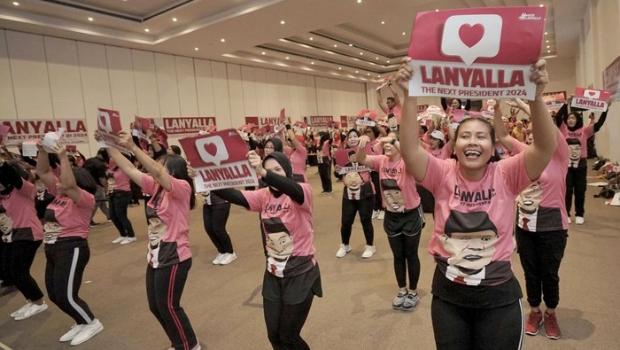 Saat LaNyalla Dapat Dukungan di Kandang Ganjar Ketua DPD RI AA LaNyalla Mahmud Mattalitti dianggap mampu menjadi perwakilan kaum perempuan untuk Pemilu 2024 mendatang. Hal itu diakui Rezki Adminanda, Pengamat Politik & Koordinator Nasional Indonesia Election Watch (IEW).
Rizki menyebut LaNyalla memiliki daya tarik sendiri bagi pemilih, khususnya kaum perempuan.