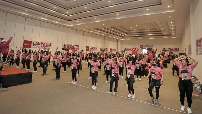 Saat LaNyalla Dapat Dukungan di Kandang Ganjar Ketua DPD RI AA LaNyalla Mahmud Mattalitti dianggap mampu menjadi perwakilan kaum perempuan untuk Pemilu 2024 mendatang. Hal itu diakui Rezki Adminanda, Pengamat Politik & Koordinator Nasional Indonesia Election Watch (IEW).
Rizki menyebut LaNyalla memiliki daya tarik sendiri bagi pemilih, khususnya kaum perempuan.