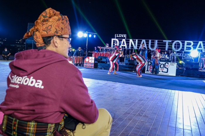 Sandiaga Uno di Danau Toba