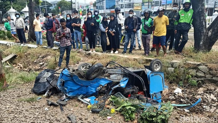 Sebuah kendaraan Bajaj tertabrak kereta rel listrik (KRL) di Bekasi Timur, Kota Bekasi, Jawa Barat (Jabar). Dua orang penumpang tewas akibat kecelakaan tersebut. (dok Polres Metro Bekasi Kota)
