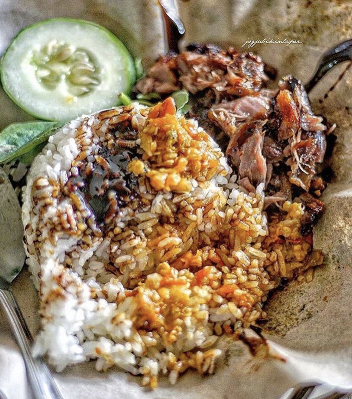 Sego Empal Bu Warno adalah kuliner legendaris di Pasar Beringharjo, sejak 1970.