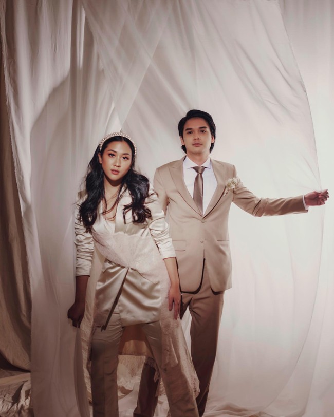 Penyanyi Sherina Munaf dan aktor Baskara Mahendra resmi bercerai pada 13 Februari 2025 dengan putusan verstek, karena keduanya absen di persidangan. Keduanya menikah diam-diam pada 3 November 2020 dan sering dianggap ‘couple goals’ oleh netizen. Foto: Instagram @sherinasinna