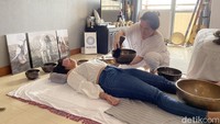 Ivonnete, founder Singing Bowl Indonesia, menjelaskan bahwa singing bowl juga bisa digunakan untuk proses healing. Foto: Vidya Pinandhita/detikHealth