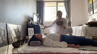 Sebelum viral gara-gara dipakai oleh pawang hujan, singing bowl dikenal sebagai alat bantu untuk meditasi. Denting merdunya memberi efek menenangkan. Foto: Vidya Pinandhita/detikHealth