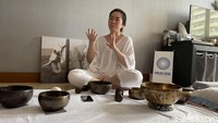 Cara kerjanya simpel, getaran bunyi singing bowl mempengaruhi gelombang otak yang membantu mencapai kondisi yang disebut Alpha Stage dalam meditasi. Foto: Vidya Pinandhita/detikHealth