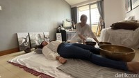 Berbagai kondisi psikosomatis bisa diredakan dengan gelombang bunyi yang dihasilkan singing bowl. Mulai dari stres dan anxiety, hingga nyeri otot dan GERD. Foto: Vidya Pinandhita/detikHealth