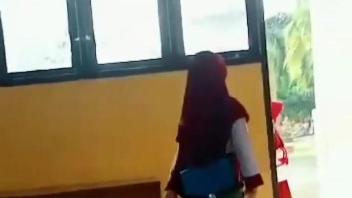 Siswi SD di Konawe, Sultra diminta pulang saat akan mengikuti try out persiapan ujian karena belum vaksin.