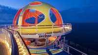 Ada Sky Pad, yaitu petualanan bungee jumping trampolin dengan teknologi VR pertama di Asia. Dengan sabuk dan headset traveler seakan dibawa ke planet lain. (dok. Royal Carribean)