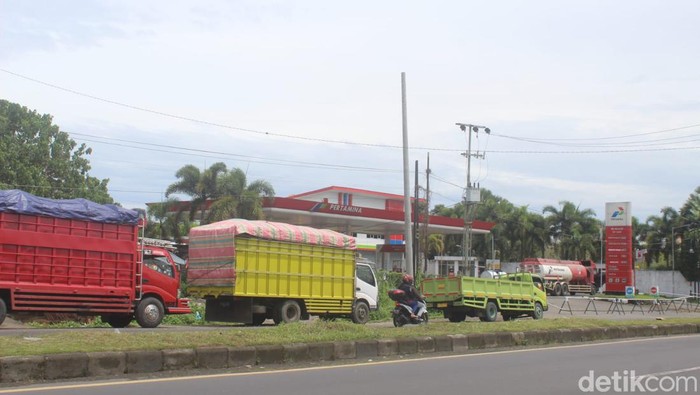 Sopir truk di Sulut antre hingga 15 jam demi mendapatkan solar bersubsisdi (detikcom/Trisno Mais)