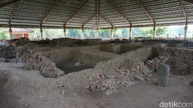 Struktur batu andesit Candi Minak Jinggo