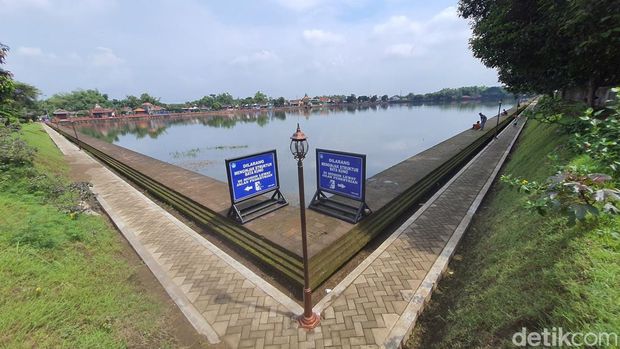 Struktur batu andesit Candi Minak Jinggo