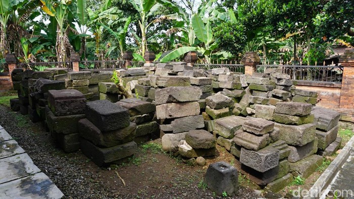 Struktur batu andesit Candi Minak Jinggo