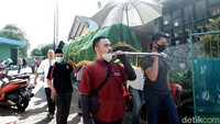 Sekitar pukul 09.30 WIB, almarhum Kosasih Kartadiredja dibawa ke Masjid Al Fatah untuk disalatkan. Usai disalatkan, jenazah Kosasih akan dibawa ke pemakaman TPU Ciandam, Kota Sukabumi.