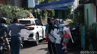 Di sekitar rumah duka tampak karangan bunga ucapan belasungkawa. Tenda dan kursi disediakan bagi pelayat yang berkunjung ke rumah duka.   