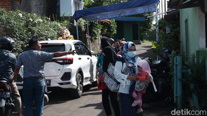 Keluarga dan kerabat berdatangan memenuhi rumah duka di Jalan Jati, Bukit Perumahan Ciaul Indah, Subang Jaya, Kota Sukabumi. Kamis (24/3/2022) pukul 09.00 WIB. Beberapa tampak menitikkan air mata karena turut berkabung atas kepergian almarhum.