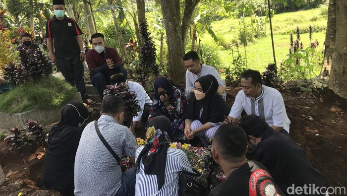 Legenda wasit sepakbola Indonesia Kosasih Kartadiredja meninggal dunia. Suasana haru menyelimuti rumah duka.