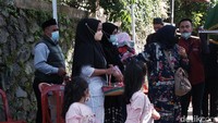 Keluarga dan kerabat berdatangan memenuhi rumah duka di Jalan Jati, Bukit Perumahan Ciaul Indah, Subang Jaya, Kota Sukabumi, Kamis (24/3/2022) pukul 09.00 WIB. Beberapa tampak menitikkan air mata karena turut berkabung atas kepergian almarhum.   