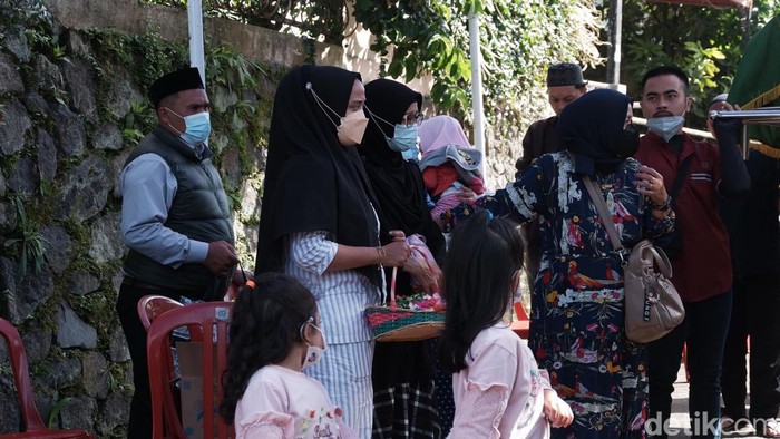 Suasana Rumah Duka Legenda Wasit Indonesia Kosasih Kartadiredja Keluarga dan kerabat berdatangan memenuhi rumah duka di Jalan Jati, Bukit Perumahan Ciaul Indah, Subang Jaya, Kota Sukabumi. Kamis (24/3/2022) pukul 09.00 WIB. Beberapa tampak menitikkan air mata karena turut berkabung atas kepergian almarhum.