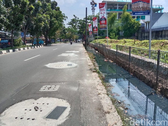 Sumur resapan dan got di ruas Jl Karang Tengah Raya dekat Vila Delima, Lebak Bulus, Cilandak, Jakarta Selatan, 24 Maret 2022. (Annisa Rizky Fadhila/detikcom)