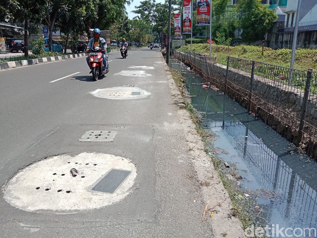 Sumur resapan dan got di ruas Jl Karang Tengah Raya dekat Vila Delima, Lebak Bulus, Cilandak, Jakarta Selatan, 24 Maret 2022. (Annisa Rizky Fadhila/detikcom)