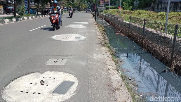 Sumur resapan dan got di ruas Jl Karang Tengah Raya dekat Vila Delima, Lebak Bulus, Cilandak, Jakarta Selatan, 24 Maret 2022. (Annisa Rizky Fadhila/detikcom)