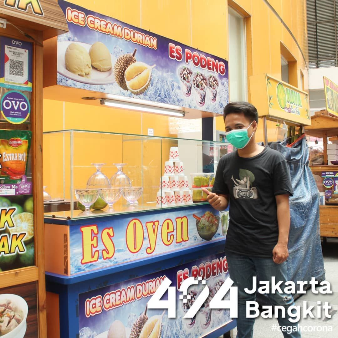 Pasar Mayestik dikenal sebagai pusatnya tekstil di Jakarta. Selain itu, bisa juga menikmati makanan enak. Ada kebab, nasi Padang, hingga jajanan pasar.