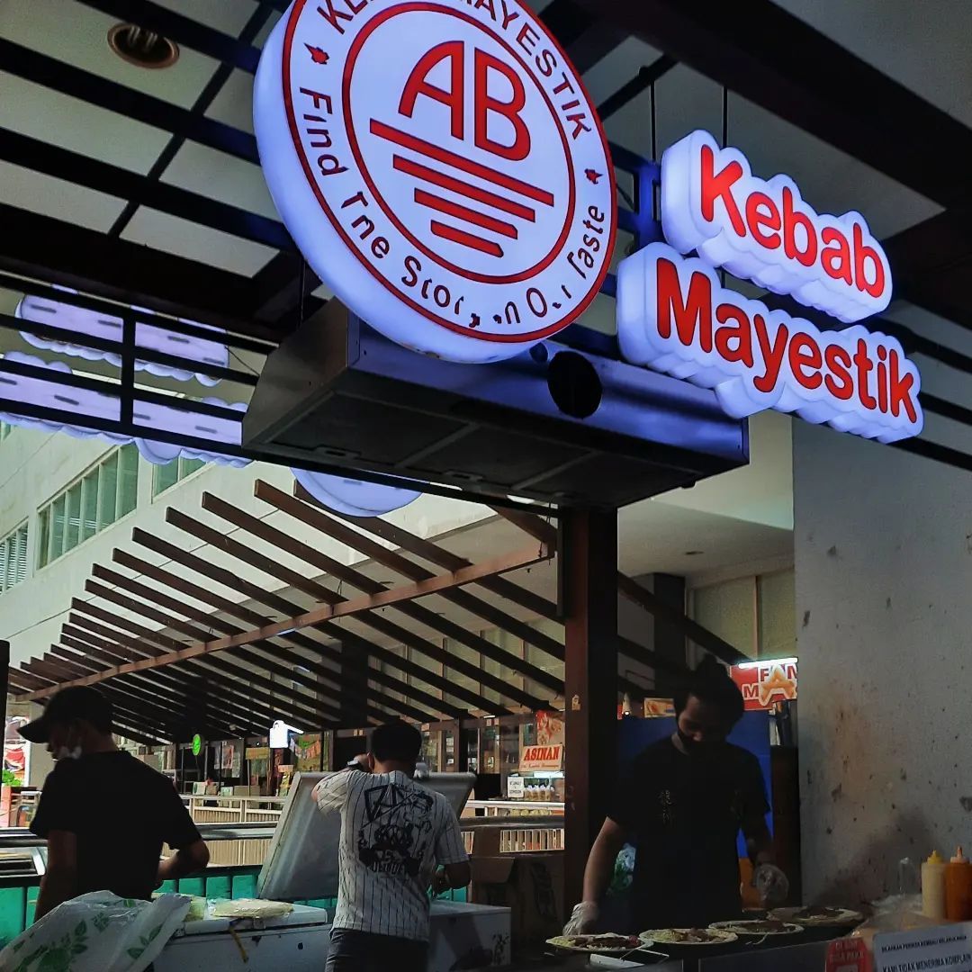 Pasar Mayestik dikenal sebagai pusatnya tekstil di Jakarta. Selain itu, bisa juga menikmati makanan enak. Ada kebab, nasi Padang, hingga jajanan pasar.