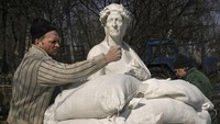 Salah satu objek seni yang ditutupi dengan karung pasir adalah patung Dante Alighieri di kawasan Kyiv, ibu kota Ukraina.