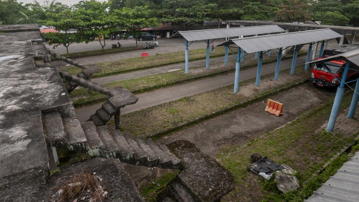 Sejumlah anak bermain di sekitar terminal di Terminal Kadu Banten, Pandeglang, Banten, Kamis (24/3/2022). Terminal tersebut kini terbengkalai dan kondisinya kian memprihatinkan dengan sebagian bangunan infrastruktur yang rusak dan tak terawat. ANTARA FOTO/Muhammad Bagus Khoirunas/hp.