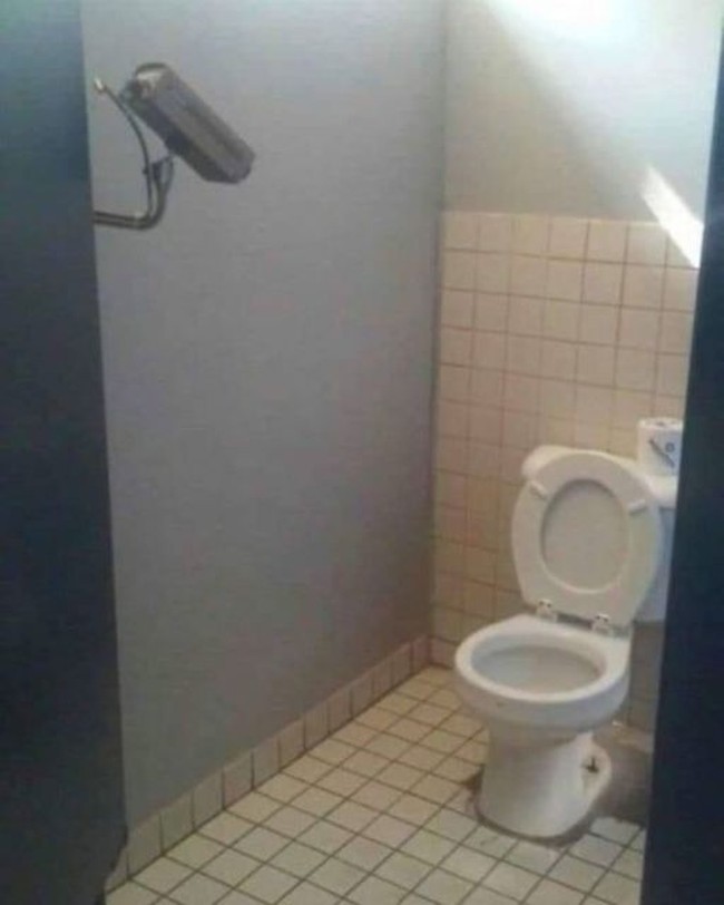 Udah pernah lihat toilet yang punya fasilitas CCTV seperti ini? Kalau toiletnya model begini sih mending nggak jadi buang air besar/kecil deh daripada jadi tontonan orang lain nantinya. Foto: Twitter/@scarytoilets