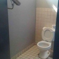 Udah pernah lihat toilet yang punya fasilitas CCTV seperti ini? Kalau toiletnya model begini sih mending nggak jadi buang air besar/kecil deh daripada jadi tontonan orang lain nantinya. Foto: Twitter/@scarytoilets
