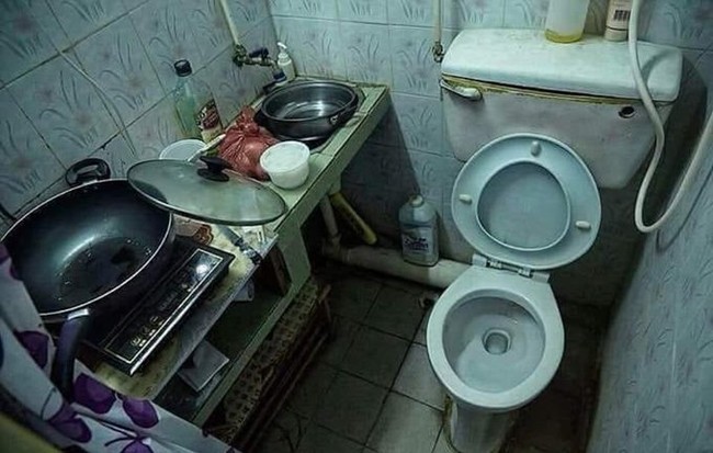 Ini yang dinamakan toilet multifungsi. Selain bisa menjadi tempat buang air besar/kecil, bisa juga jadi tempat memasak. Tapi kalau masaknya di toilet gini sih sepertinya bakal auto hilang selera makan. Foto: Twitter/@komangtrisanthy
