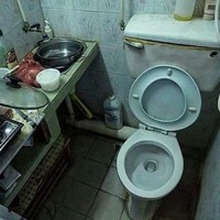 Ini yang dinamakan toilet multifungsi. Selain bisa menjadi tempat buang air besar/kecil, bisa juga jadi tempat memasak. Tapi kalau masaknya di toilet gini sih sepertinya bakal auto hilang selera makan. Foto: Twitter/@komangtrisanthy