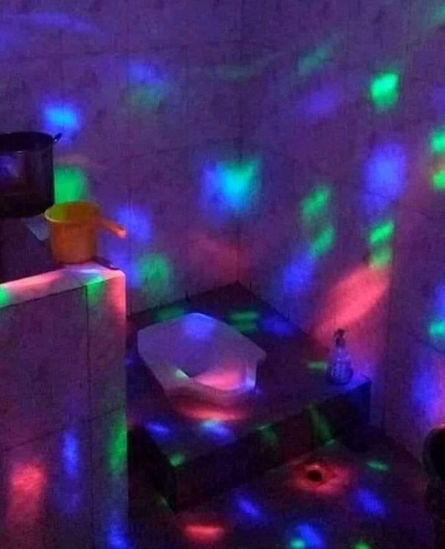 Lampu toilet yang satu ini dijamin anti mainstream. Bisa dicoba nih bagi yang ingin punya toilet unik.. Foto: Facebook/Alyvio
