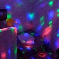 Lampu toilet yang satu ini dijamin anti mainstream. Bisa dicoba nih bagi yang ingin punya toilet unik.. Foto: Facebook/Alyvio